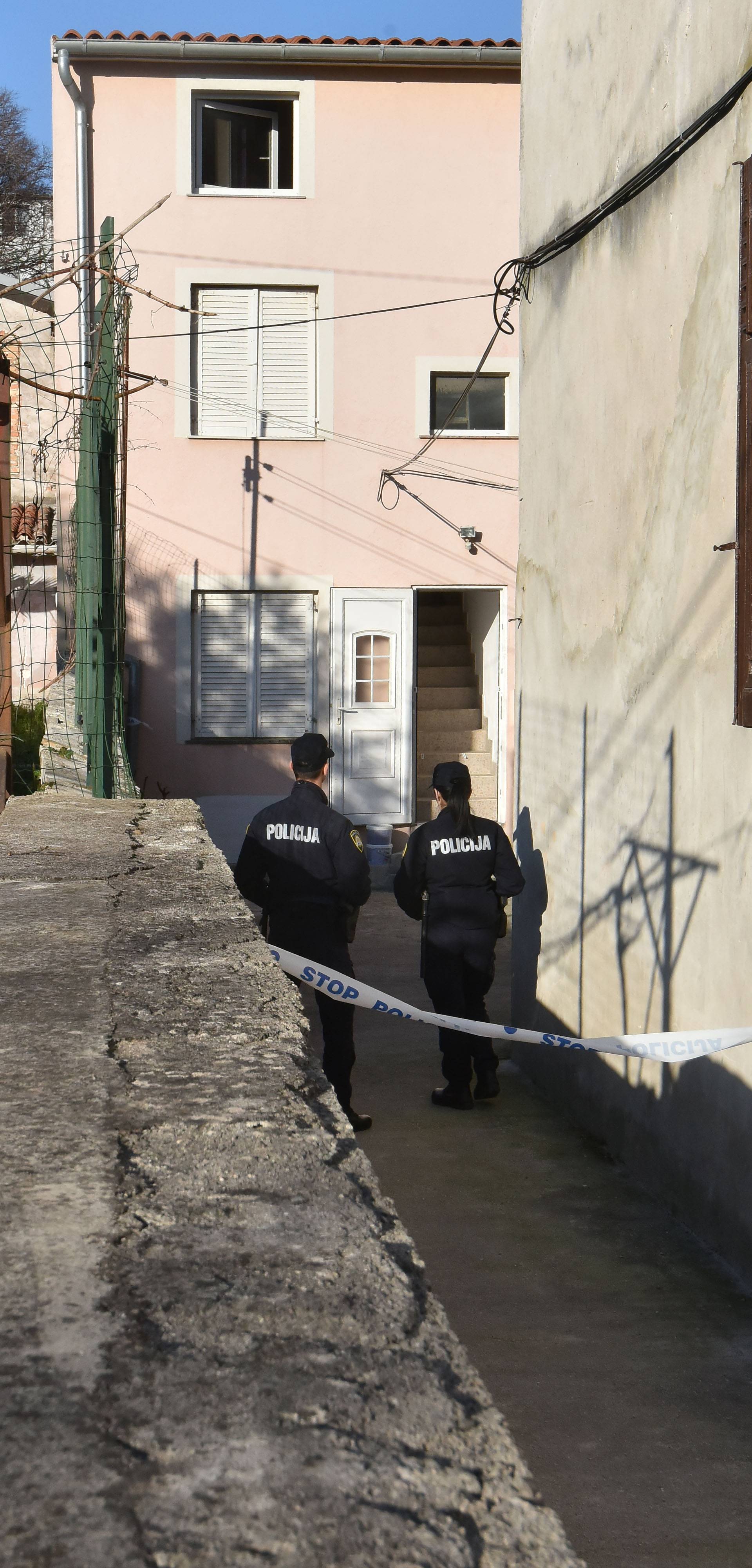 U Puli nožem izboden mladić (20), policija traži napadača