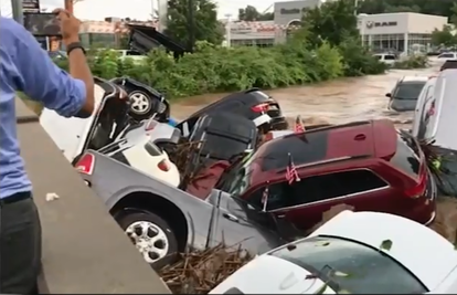 Rijeka automobila: Poplava je ispraznila cijeli auto salon