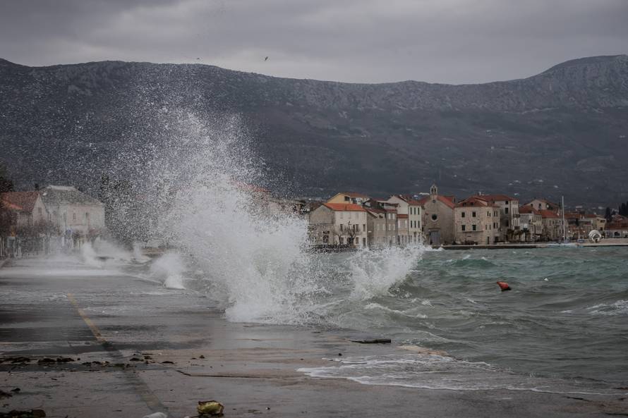 Kaštela: Olujno jugo podiglo valove