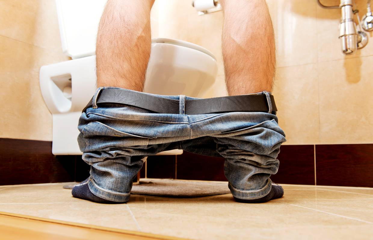 Većina muškaraca pogrešno to radi, urolog otkrio koji je način mokrenja efikasniji za zdravlje
