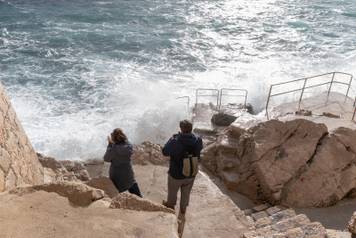 Dubrovnik: Potraga za tijelom mu&scaron;karca kojeg su povukli valovi je obustavljena