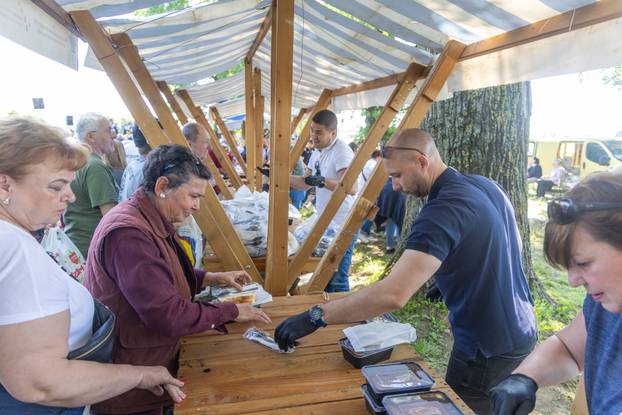 Osijek. Podjela graha na lijevoj obali Drave na Praznik rada