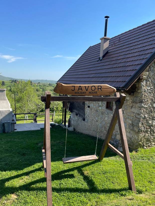 FOTO Ova kuća blizu Zagreba pravi je raj - filmove možete gledati iz bačve za kupanje!