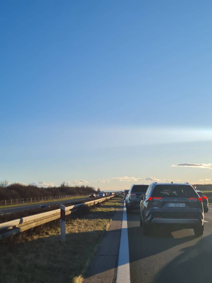 FOTO Ogromne gužve na A1 kraj Draganića, vozači stoje više od sata. Policija: Rutinska kontrola