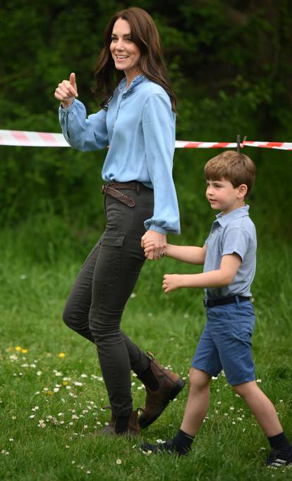 Princ i princeza od Walesa s djecom volontirali u Sloughu u sklopu akcije Big Help Out