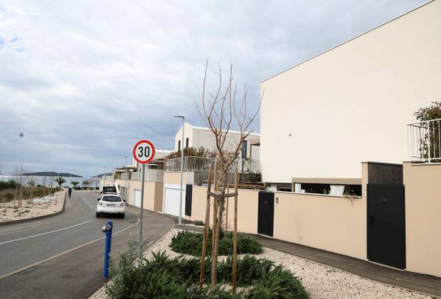 Šibenik: Novoizgrađene vile na plaži Rezalište u Brodarici