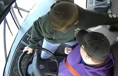 VIDEO Vozač školskog autobusa pao u nesvijest, učenik preuzeo kontrolu i spasio svoje kolege