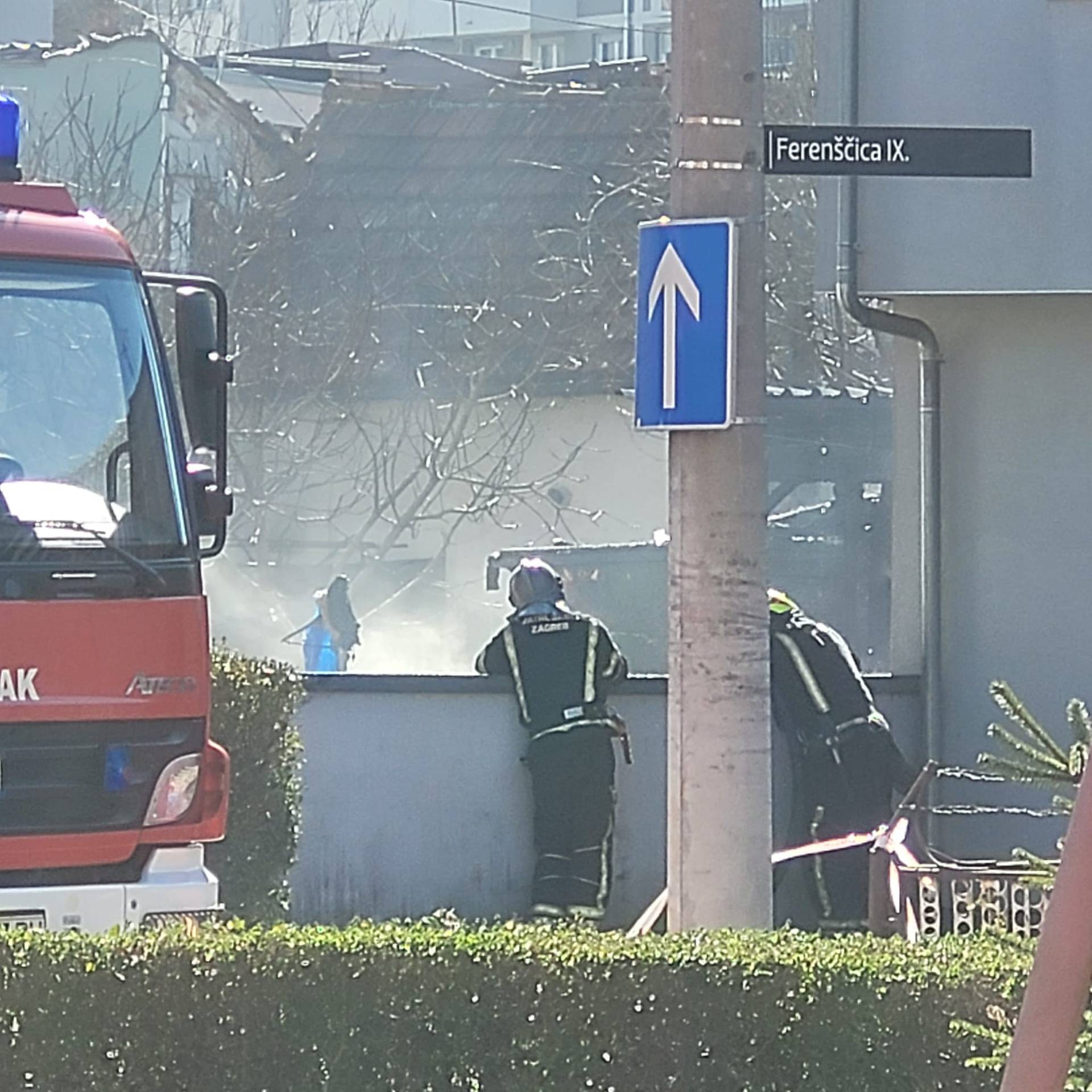 VIDEO Buktinja u Zagrebu: Na Ferenščici se zapalila garaža uz zgradu. U njoj bilo eksploziva?
