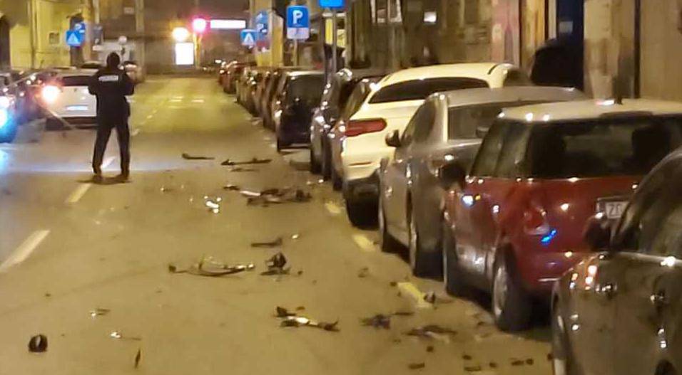 Nesreća u centru: Sudarili se pa oštetili niz parkiranih auta
