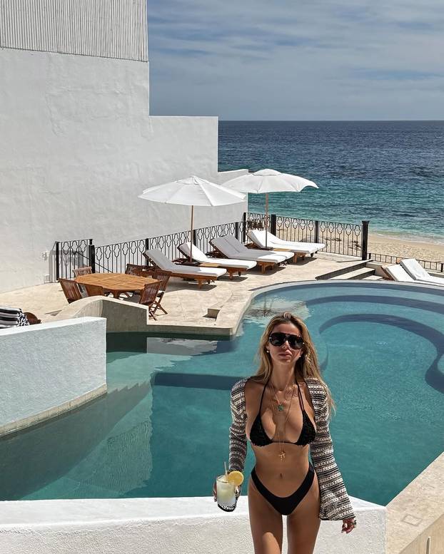 FOTO Bez srama, bez grudnjaka: Kraljici bikinija Brooks Nader baš sve se vidi kroz majicu