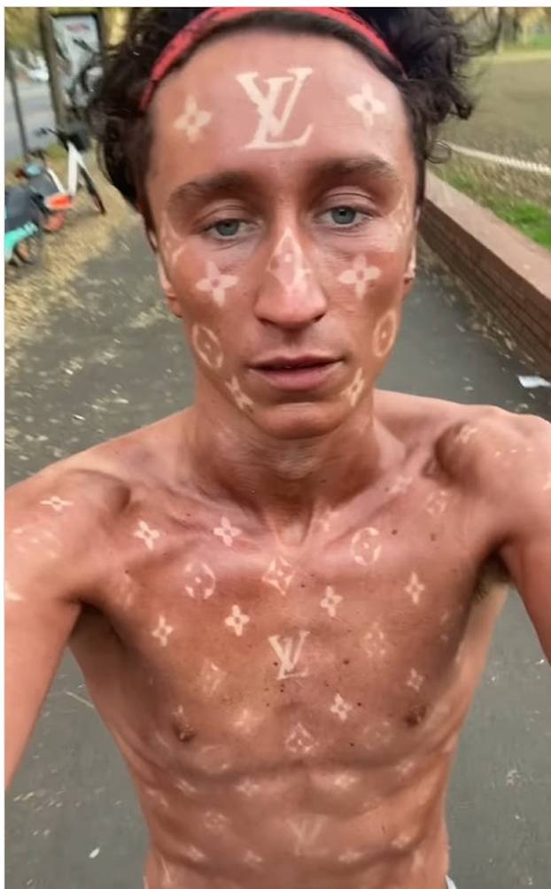 FOTO Mladić koji želi izgledati kao skupa torbica: 'Vidio sam puno glupih stvari, ali ovo je...'