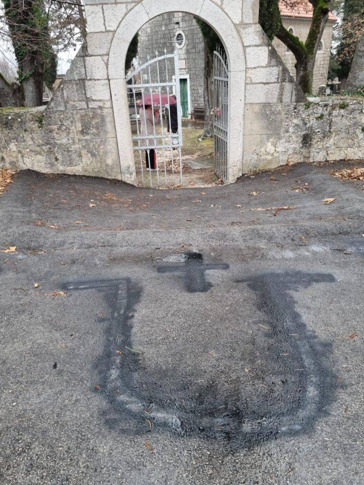 Vandalizam u Dicmu: Netko je pred pravoslavnom crkvom ispisao ustaško znakovlje