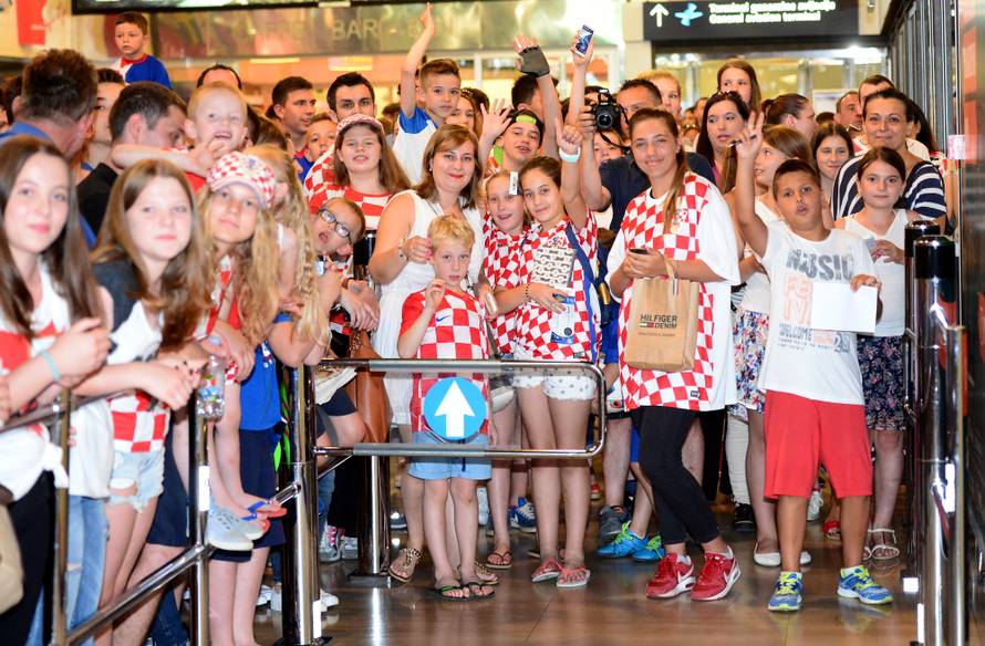 Tisuće ljudi dočekale 'vatrene'! Navijači skandirali Anti Čačiću