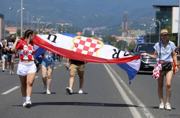 Zagreb: Tisuće fanova Thompsona prolazi Mostom mladosti koji je zatvoren za promet