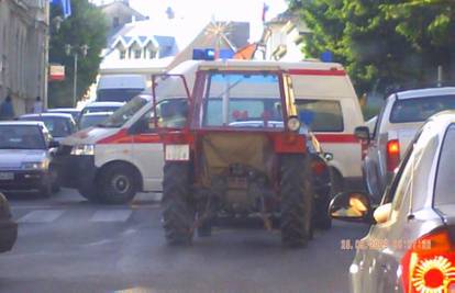 Traktor udario u auto koji je puštao pješake na zebri