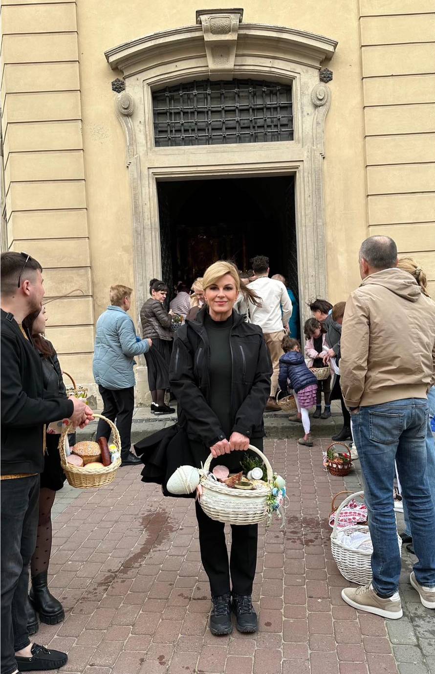 Kolinda se slikala s uskršnjom košaricom kod crkve u Ukrajini: 'Blagoslov je živjeti u miru'