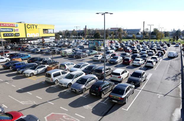 Zagreb: Velike gužve ispred trgovačkog centra City Center one East povodom crnog petka