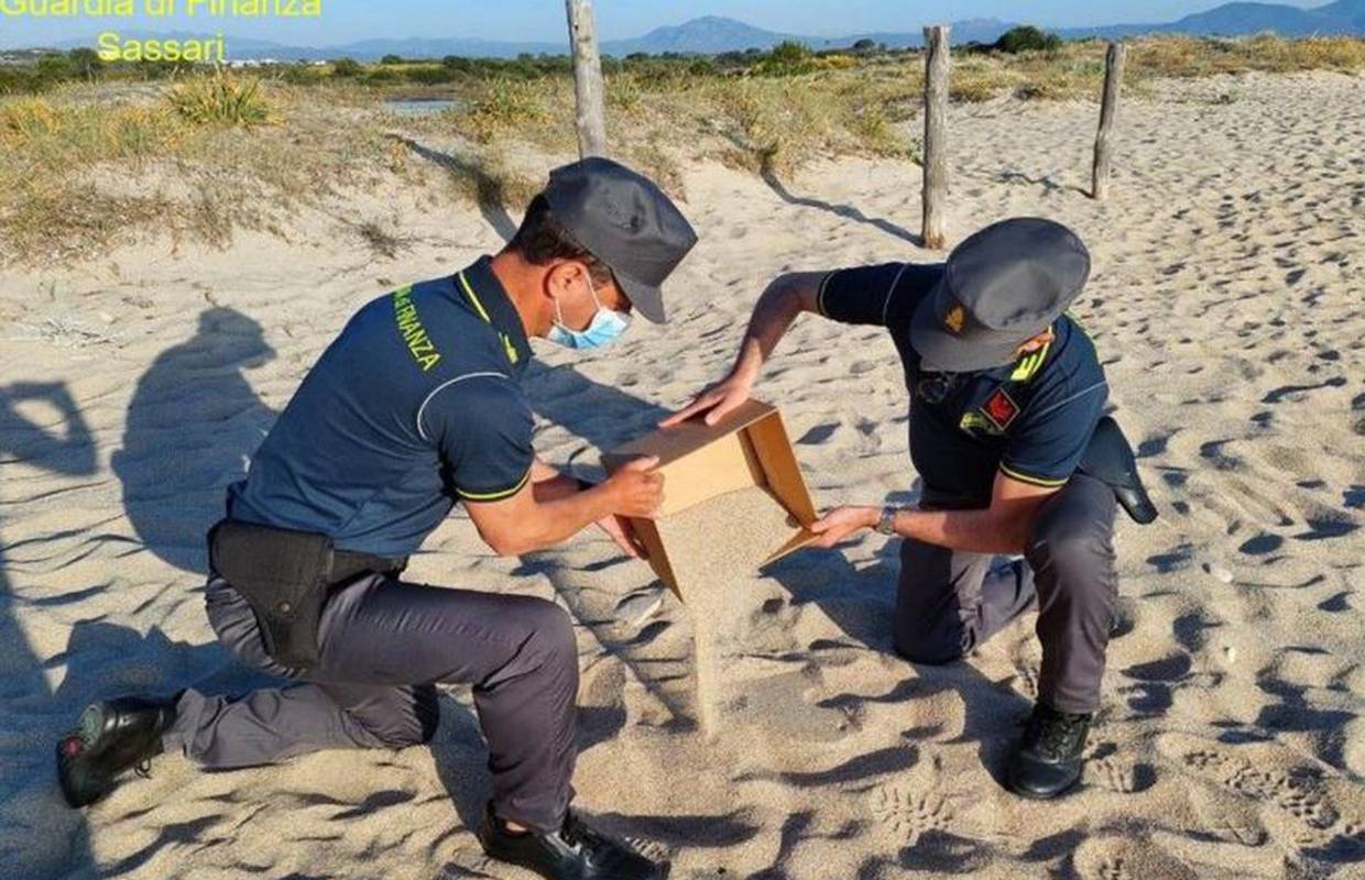 Turisti uzimaju pijesak i školjke na Sardiniji, kazne mogu biti i veće od 20 tisuća kuna
