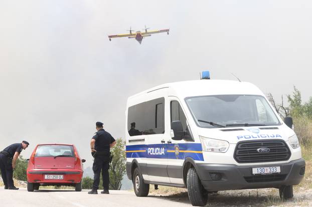 Jak vjetar otežava gašenje požara koji je planuo kod Grebaštice, kanaderi i air tractori u akciji, evakuiraju se kuće