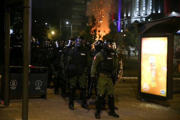 Beograd: Policija rastjerala građane koji su bili okupljeni u Ulici Kneza Miloša, nekoliko građana ozlijeđeno