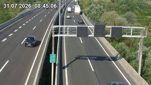 FOTO Zahuktava se udarni vikend. Kod Zagreba kolona 7 km, gužva na ulazu u Hrvatsku