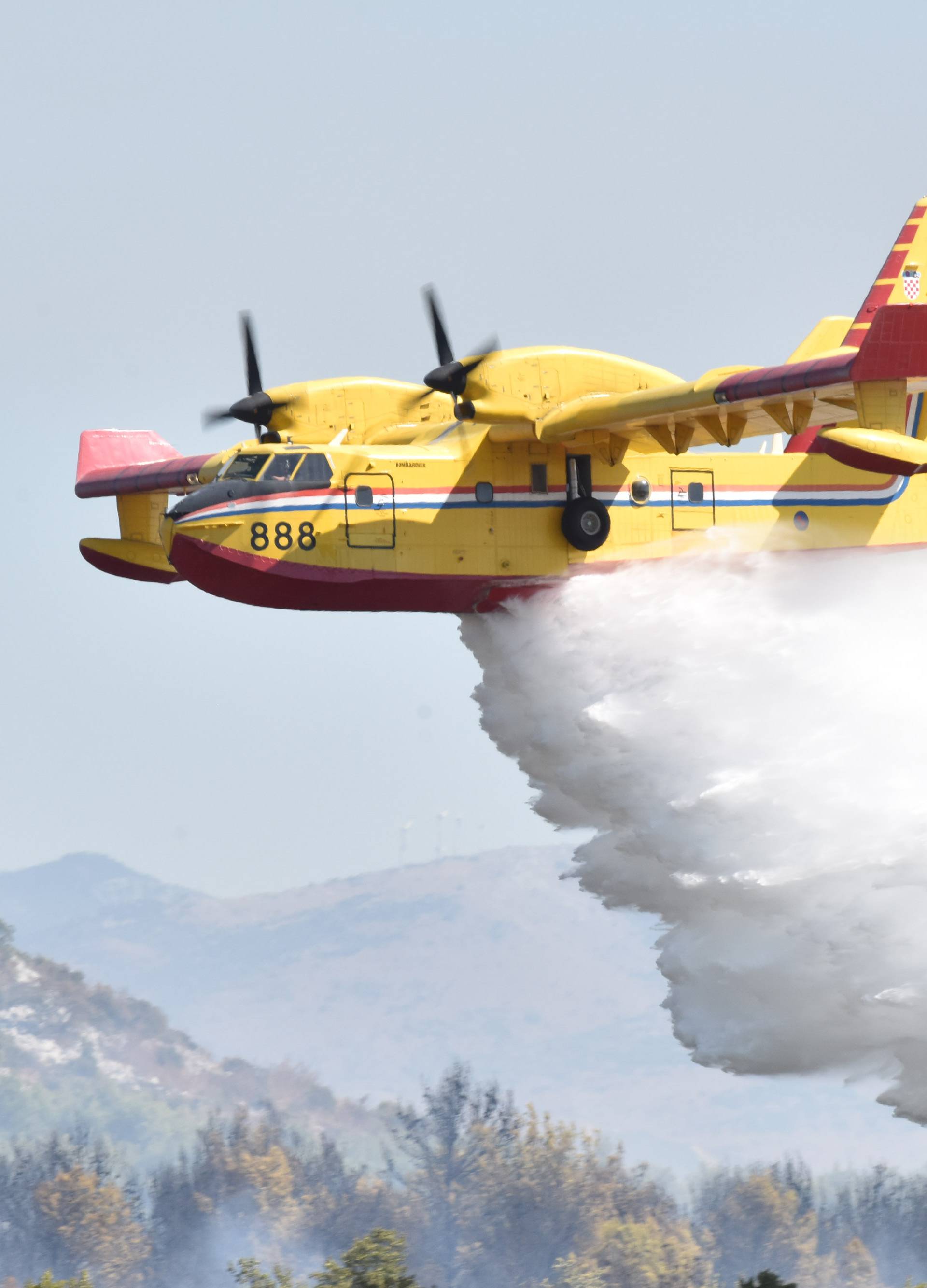 Zračne snage u akciji: Gase požare od Konavala do Velebita