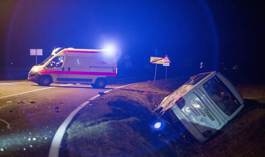 Autobus sa 17 putnika izletio s ceste, jedan čovjek ozlijeđen