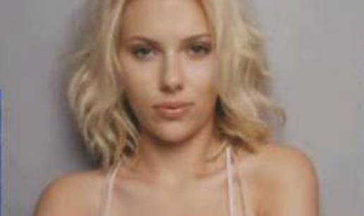 Scarlet Johansson pokazala gole grudi