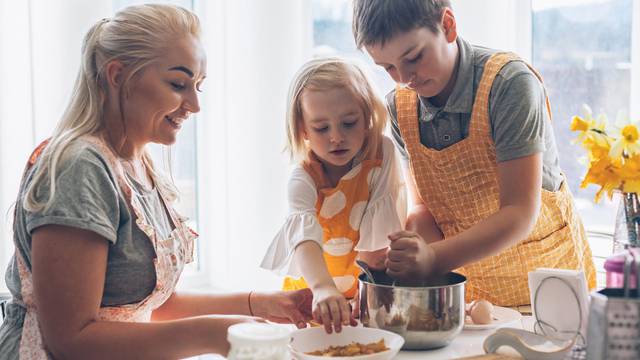 Učite djecu kuhanju od malih nogu: Recepti za jednostavna jela koja mogu raditi s vama