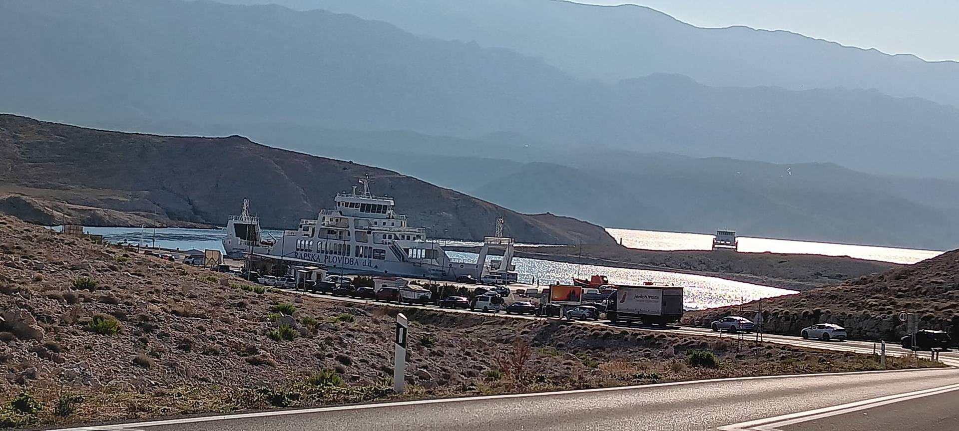 FOTO Opet problemi: Trajekt Rapske plovidbe nije mogao isploviti, na kopno vozio drugi