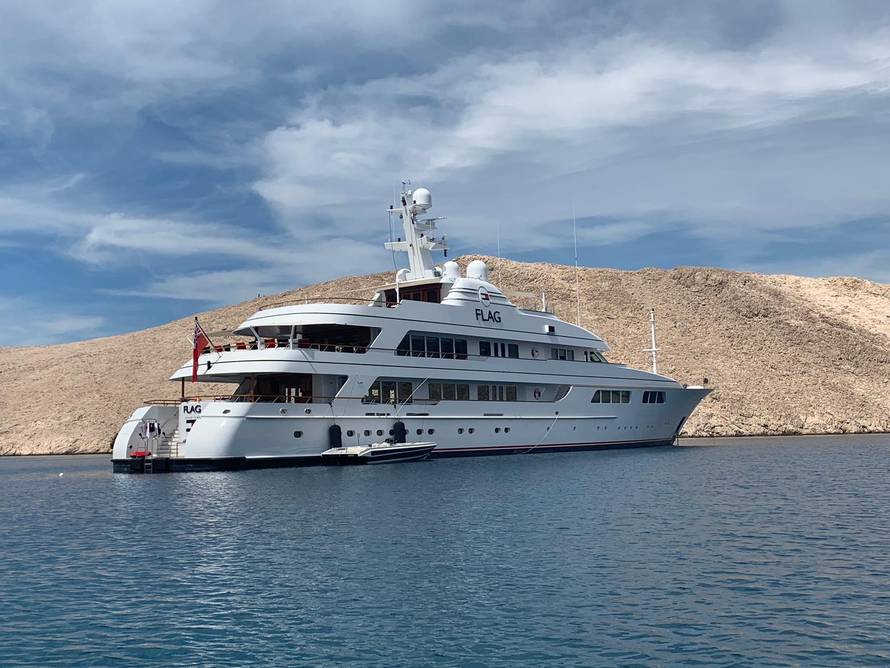 Hilfigerova jahta usidrila se na Pagu: Ima teretanu i jacuzzi...