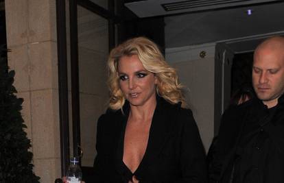 Britney je morala pridržavati haljinu da joj ne ispadnu grudi
