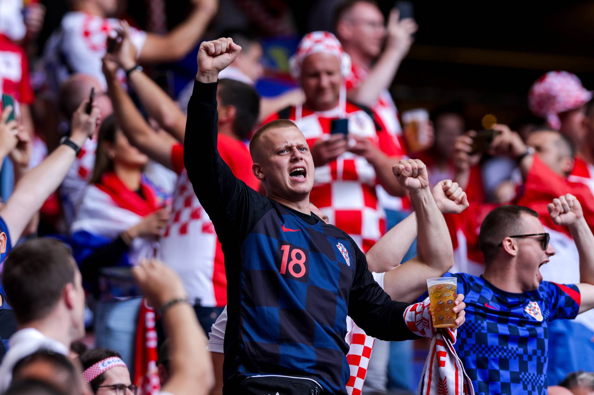 Hamburg: Navijači uoči početka utakmice Hrvatske i Albanije u 2. kolu skupine B na Europskom prvenstvu