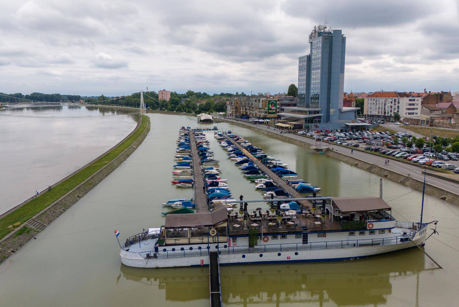 Pogled iz zraka na visoki vodostaj rijeke Drave u Osijeku