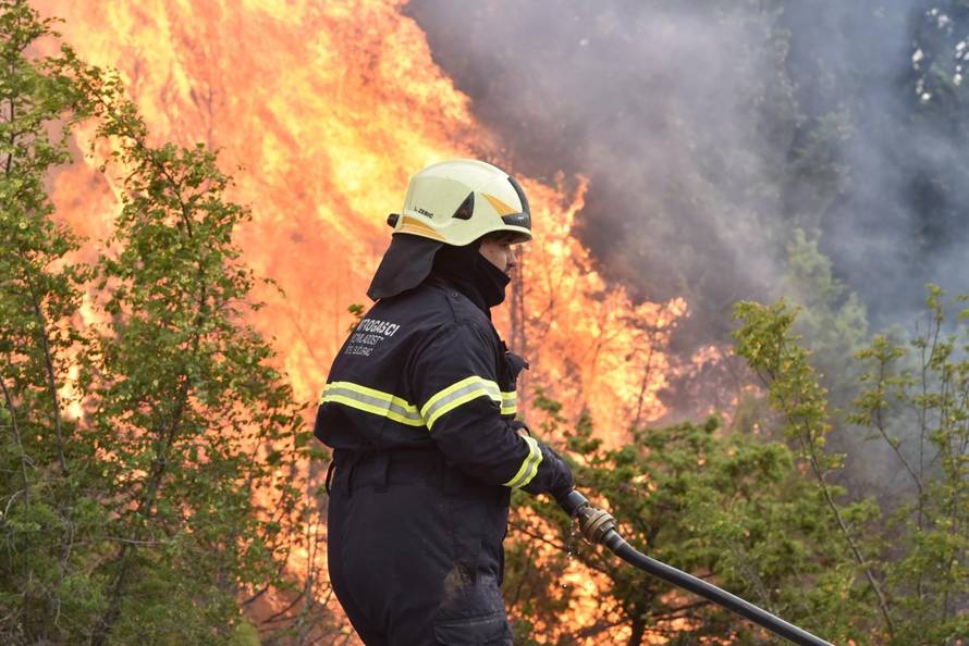 Kod naselja MihaljeviÃ¦i tijekom jutra ponovno buknuo poÅ¾ar