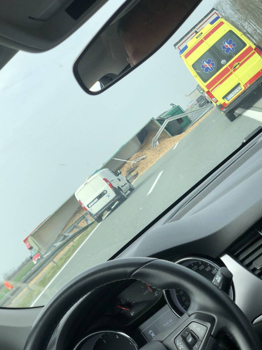 Nesreća na autocesti A3: Kod Nove Gradiške sudar kamiona s piljevinom, rasula se po cesti...