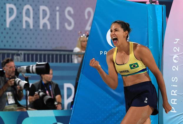 Beach Volleyball - Women's Gold Medal Match - Brazil vs Canada (Ana Patricia/Duda vs Melissa/Brandie)