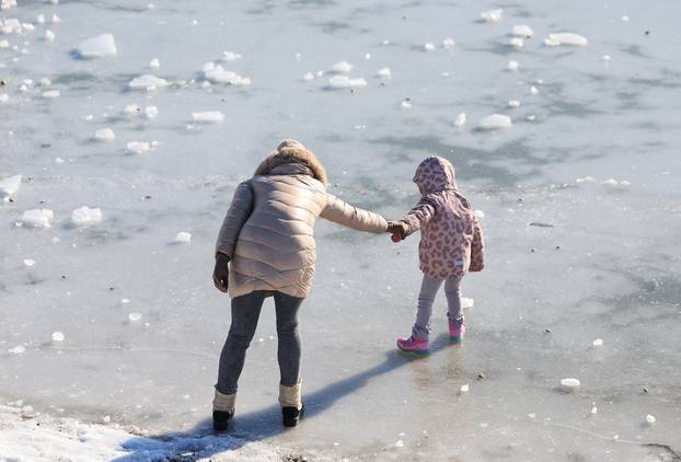 Zagreb: Sun&ccaron;ani ali prohladni dan na jezeru Jarun