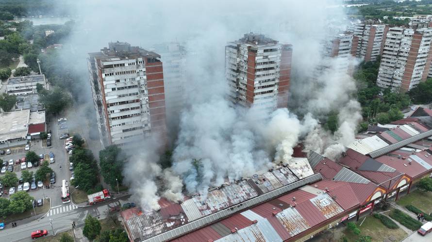 Beograd: Gašenje požara koji je jutros izbio u trgovačkom centru "Enjub"