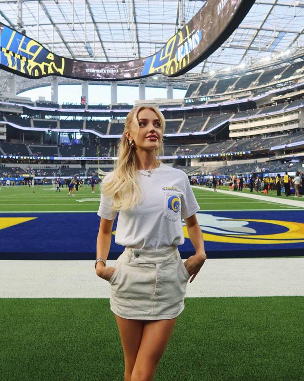 FOTO Zamamna plavuša plijeni pozornost gdje god se pojavi! Surađivala je i s Netflixom