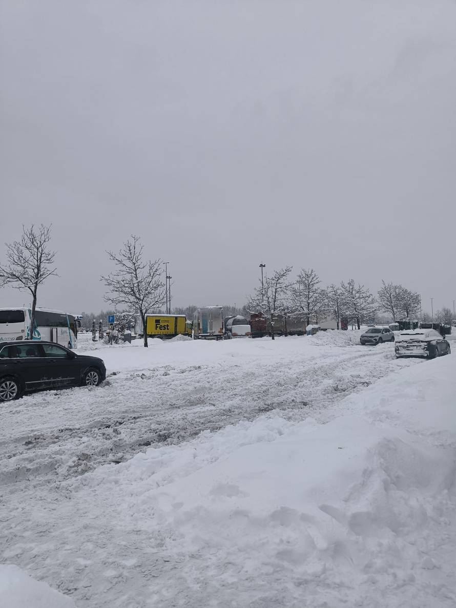 VIDEO Čak 30 studenata zapelo u mećavi kod Macole: 'Dali su nam da spavamo u restoranu'