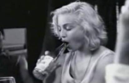 Mlada Madonna simulira oralni seks sa bocom