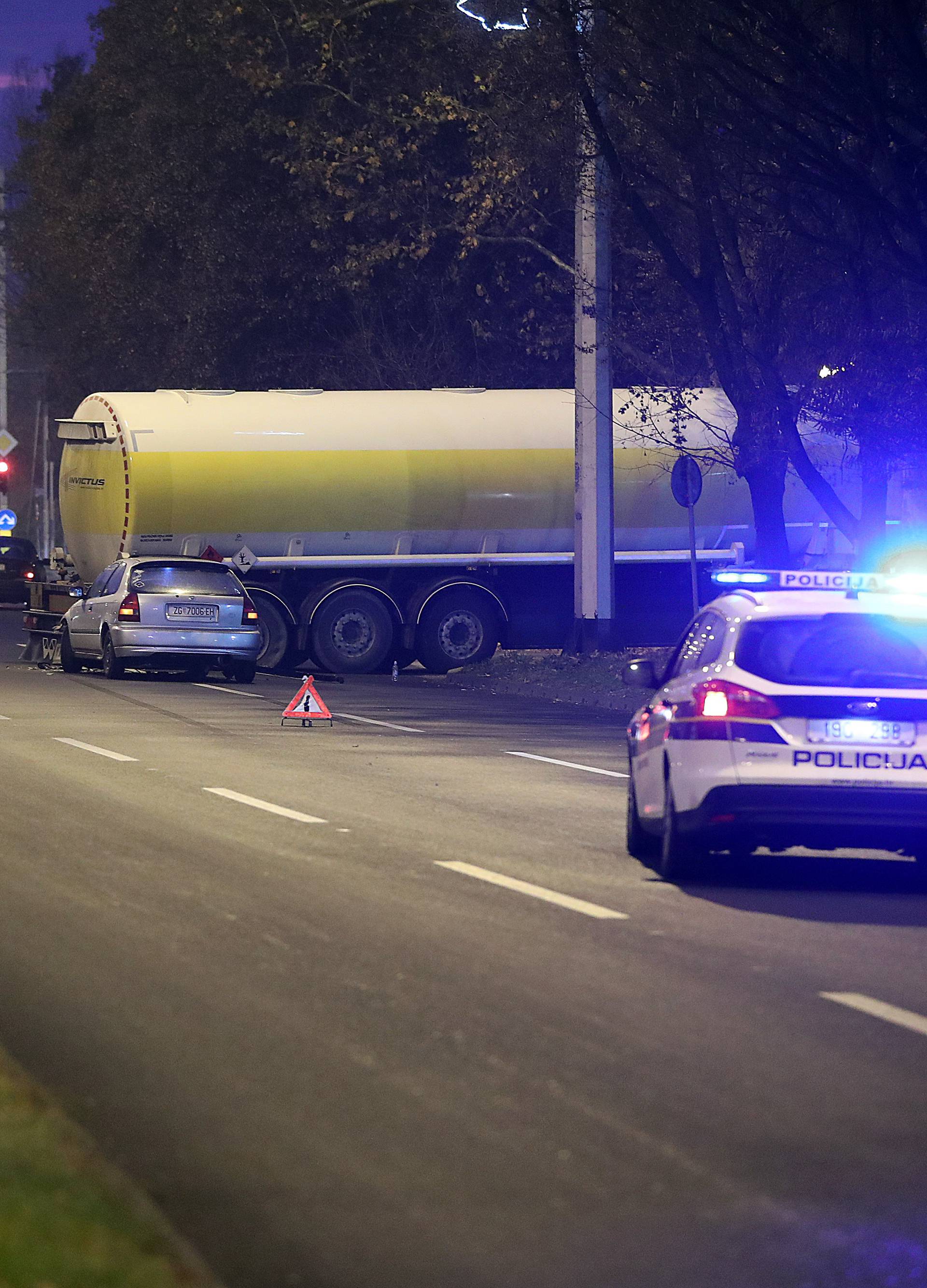 Sudar u Zagrebu: Automobil se zabio u cisternu na benzinskoj