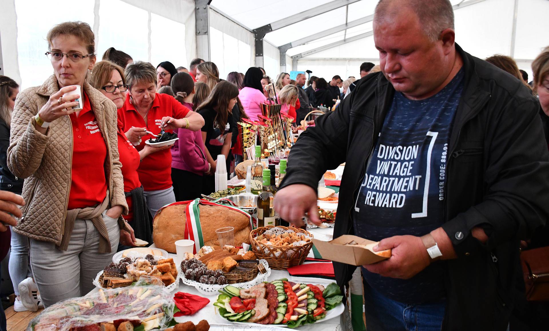 Kod Požege stol dug preko 500 metara sa stotinama kilograma hrane, ispekli i vola od 650 kg