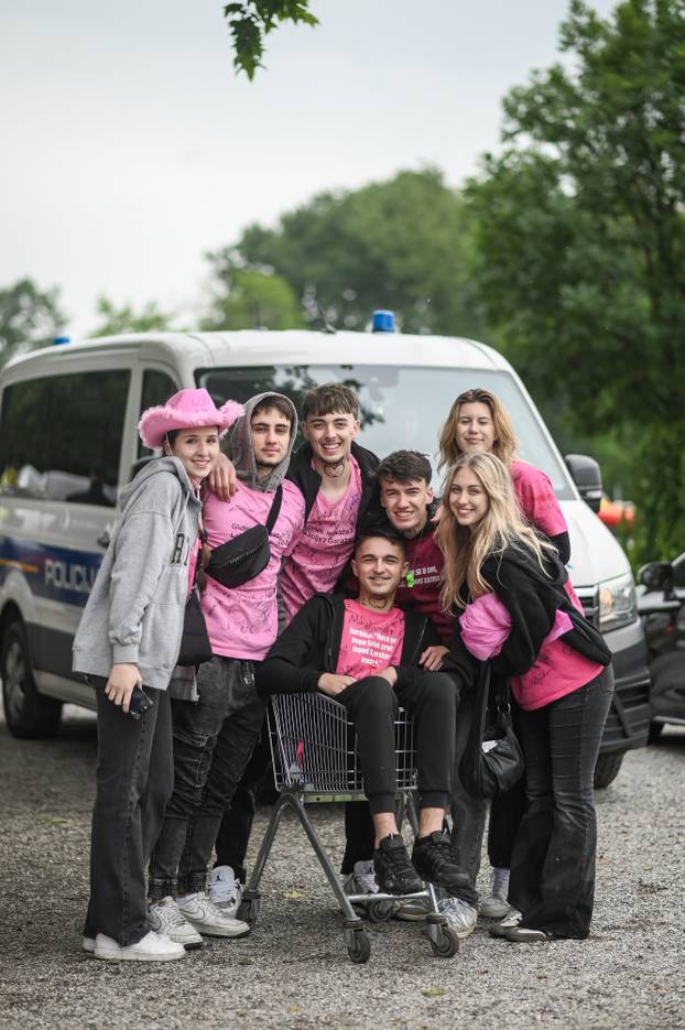 Zagreb: Kiša nije spriječila učenike da proslave kraj školovanja na Bundeku