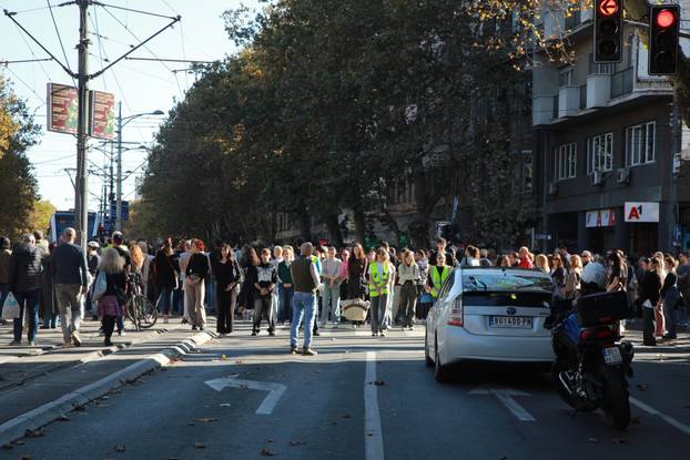 Novi Sad: U 11.52 sve je stalo, građani sa 16 minuta tišine odali počast stradalima