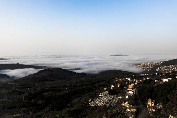 Pogled s Kliške tvrđave na maglom prekriven Split