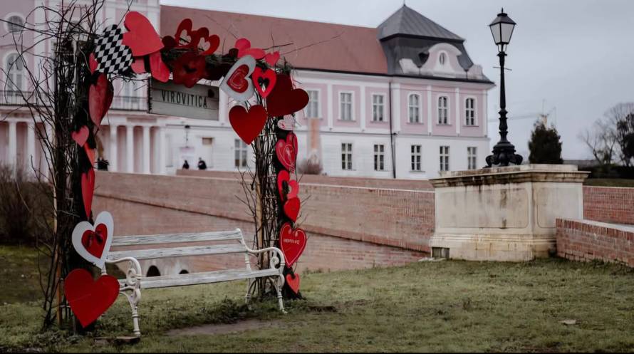 Svi fotkaju Love Park: Mladi Virovitičani pomogli urediti gradski park za Valentinovo
