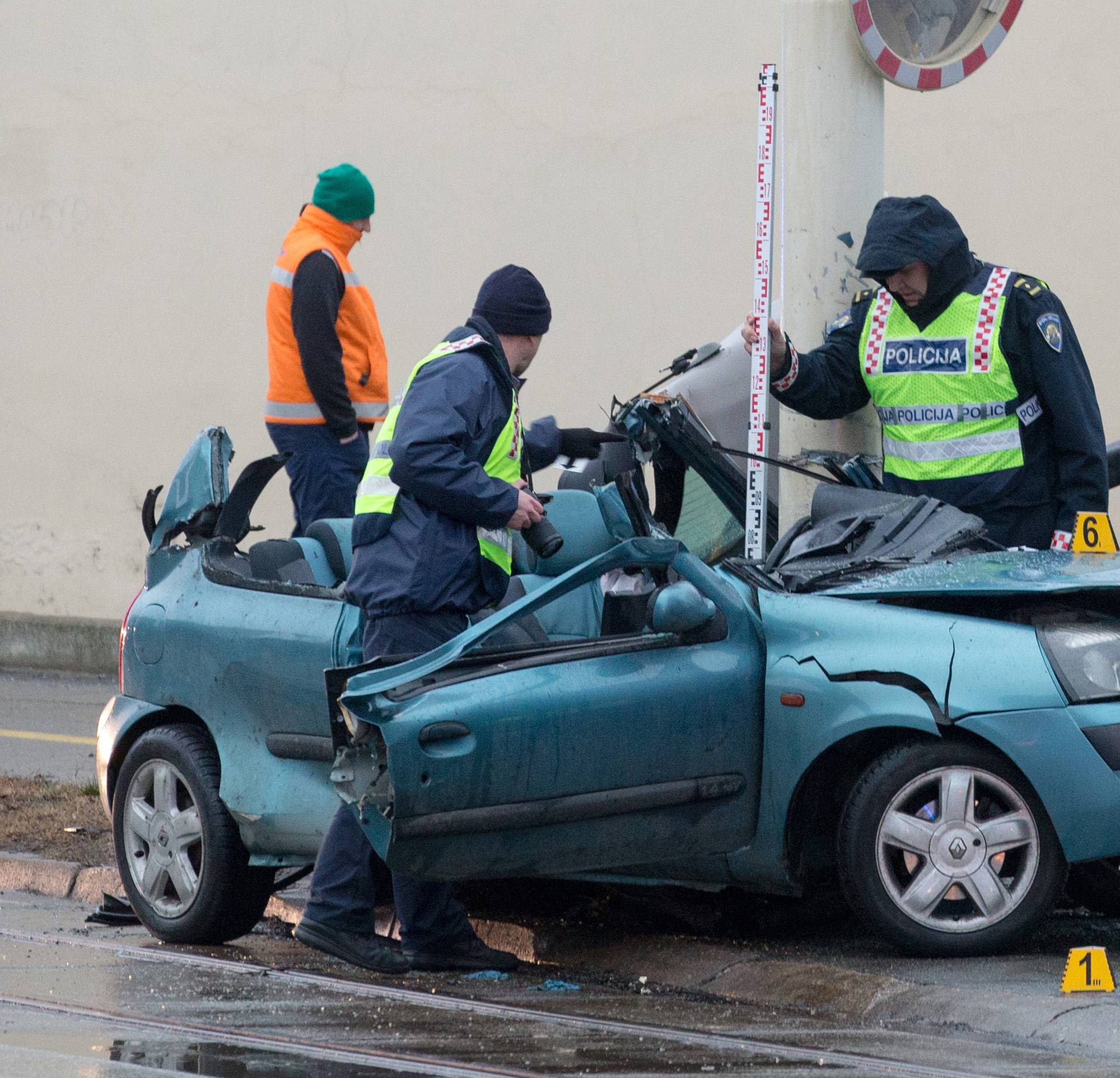 Muškarac preminuo, a žena u bolnici nakon sudara u Osijeku