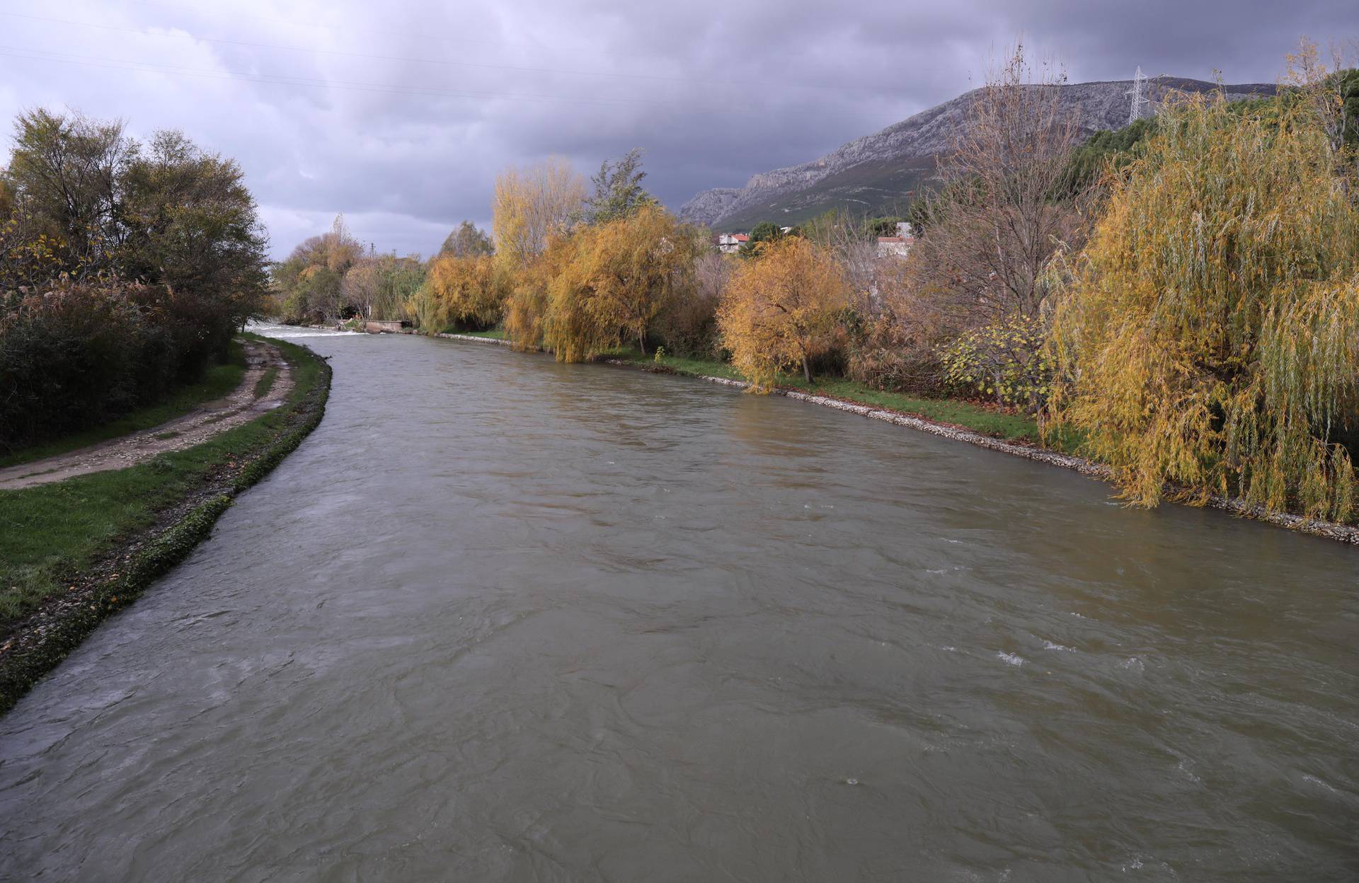 Obilne kise zamutile su rijeku Jadro iz koje se splitsko podrucje opskrbljuje pitkom vodom.